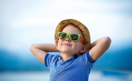 Cum alegi ochelarii de soare pentru copii și de ce e important să le protejezi ochii