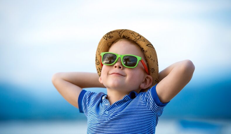 Cum alegi ochelarii de soare pentru copii și de ce e important să le protejezi ochii
