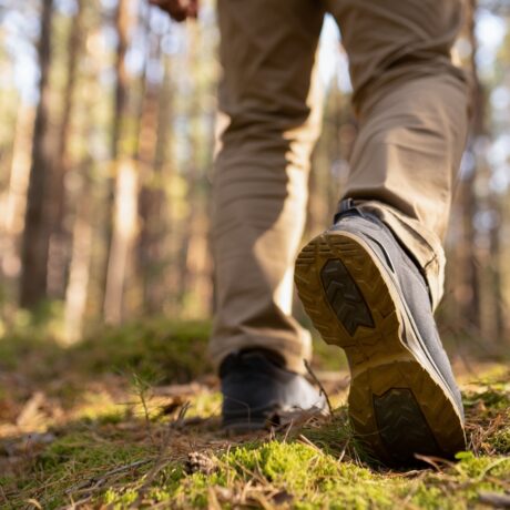 Un bărbat tânăr care se plimbă într-o pădure