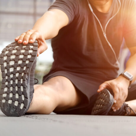 Un bărbat tânăr care face exerciții de stretching