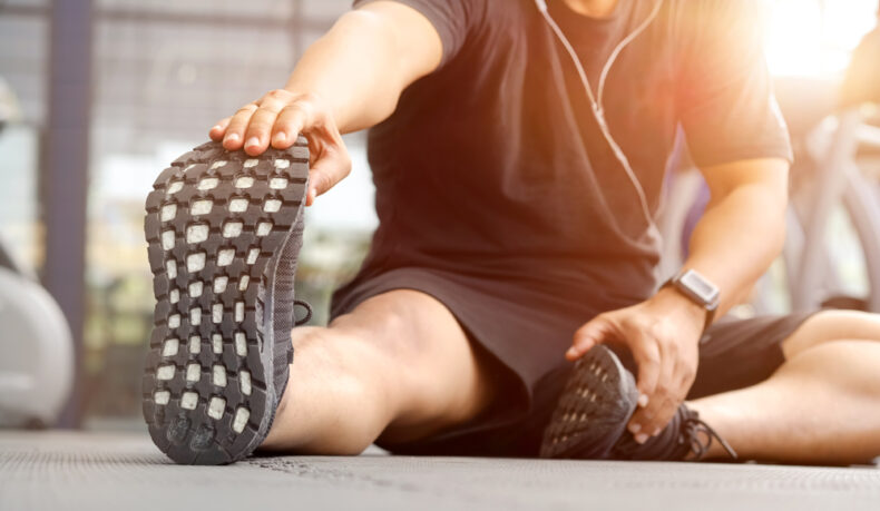 Un bărbat tânăr care face exerciții de stretching