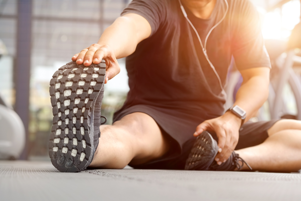 Un bărbat tânăr care face exerciții de stretching