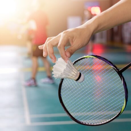 Mai multe persoane care joacă badminton