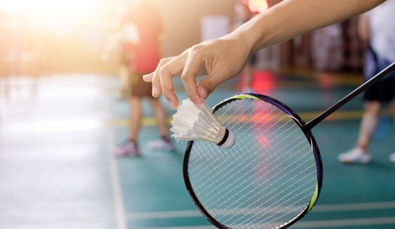 Mai multe persoane care joacă badminton