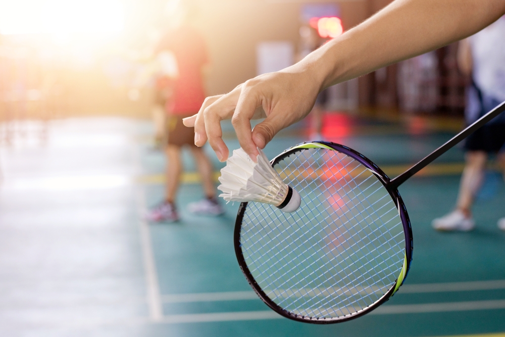 Mai multe persoane care joacă badminton