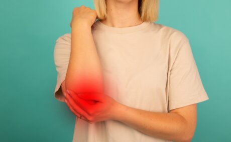 Cauze ale durerilor de cot. Ce afecțiuni pot determina acest simptom