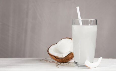 Proprietățile medicinale ale apei de cocos. De ce să o incluzi în alimentație Proprietățile medicinale ale apei de cocos. De ce să o incluzi în alimentație