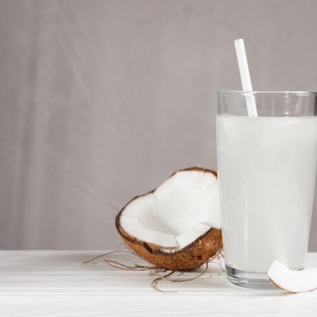Proprietățile medicinale ale apei de cocos. De ce să o incluzi în alimentație