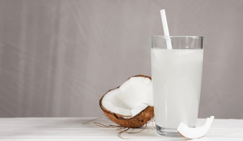 Proprietățile medicinale ale apei de cocos. De ce să o incluzi în alimentație