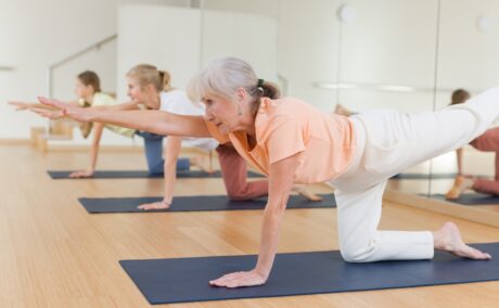 Remedii naturale care pot ameliora artrita reumatoidă. Ce efecte pot avea asupra simptomelor