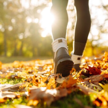 O femeie tânără care se plimbă în natură