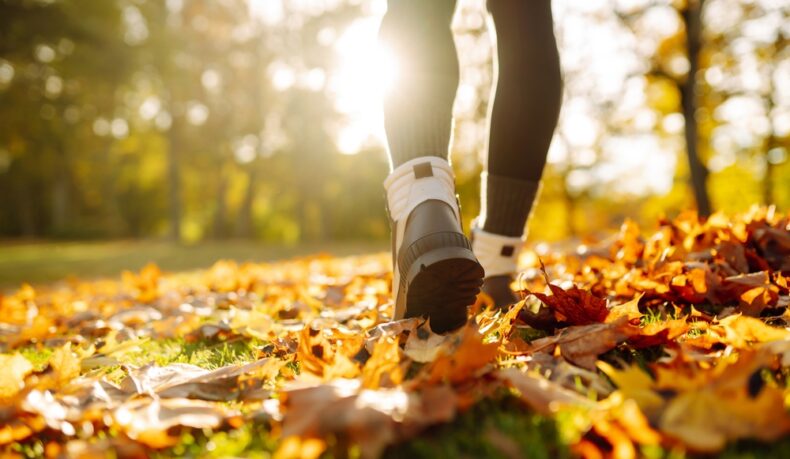 O femeie tânără care se plimbă în natură