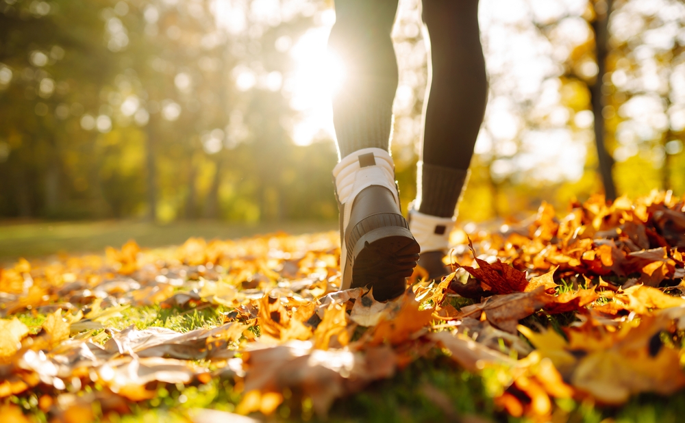 O femeie tânără care se plimbă în natură