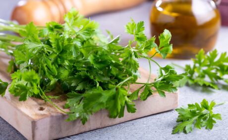 Beneficiile nutriționale ale consumului de pătrunjel. Sugestii pentru a-l include în dietă