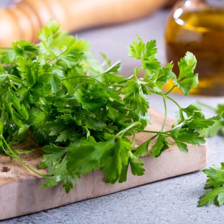 Beneficiile nutriționale ale consumului de pătrunjel. Sugestii pentru a-l include în dietă