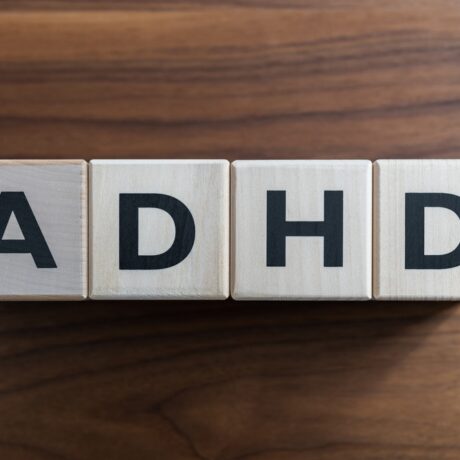 Patru cuburi pe care scrie ADHD