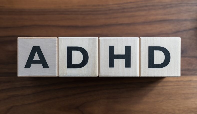 Patru cuburi pe care scrie ADHD