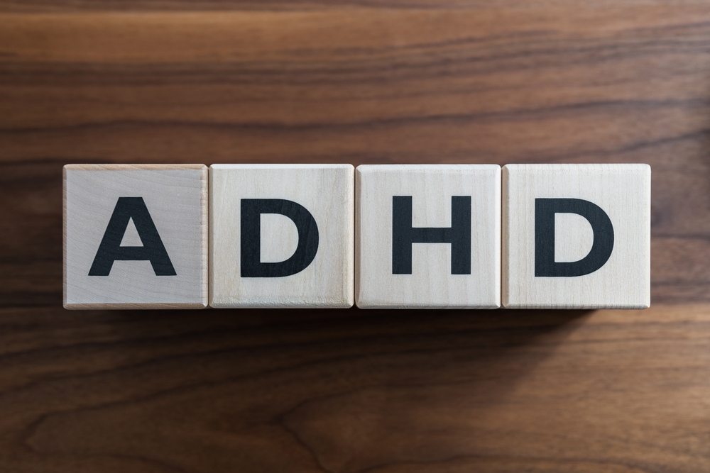 Patru cuburi pe care scrie ADHD