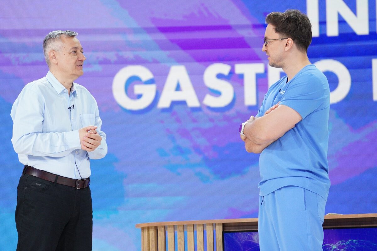 Adrian Săftoiu, medic gastroenterolog, și Mihail Pautov, medic chirug, în platoul emisiunii MediCOOL