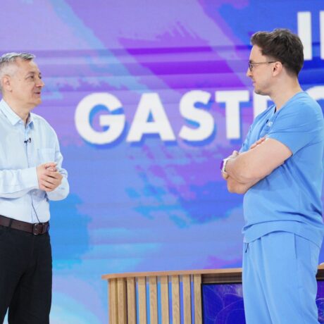 Adrian Săftoiu, medic gastroenterolog, și Mihail Pautov, medic chirug, în platoul emisiunii MediCOOL