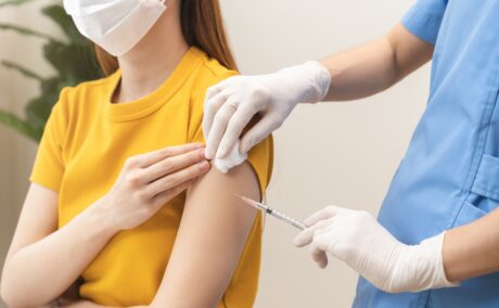 Vaccinarea anti-HPV: cine poate face vaccinul care previne cancerul de col uterin