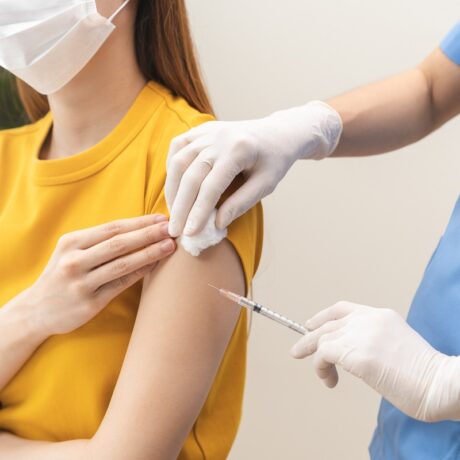 Vaccinarea anti-HPV: cine poate face vaccinul care previne cancerul de col uterin