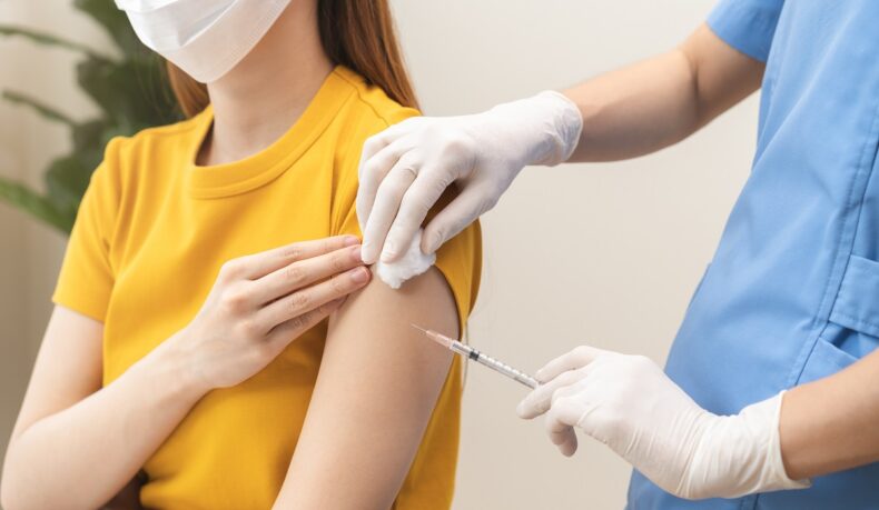 Vaccinarea anti-HPV: cine poate face vaccinul care previne cancerul de col uterin