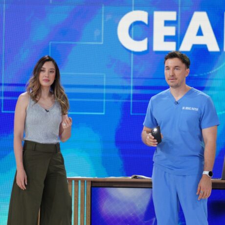 Monica Păun, medic dermatolog, și Mihail Pautov, medic chirurg, în platoul emisiunii MediCOOL