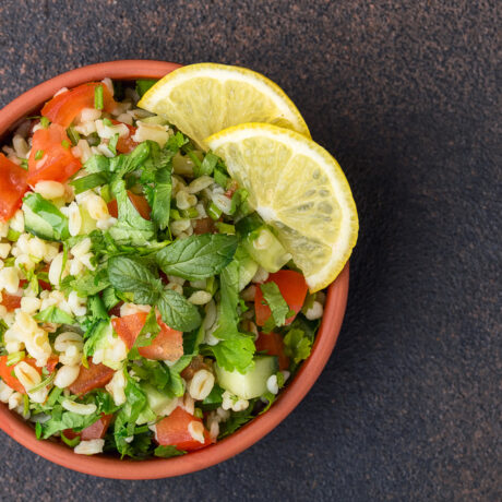 Un castron cu salată salată Tabouleh