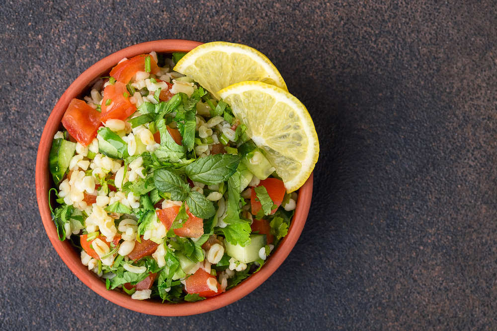 Un castron cu salată salată Tabouleh