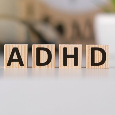 Patru cuburi din lemn pe care sunt scrise linițialele: ADHD