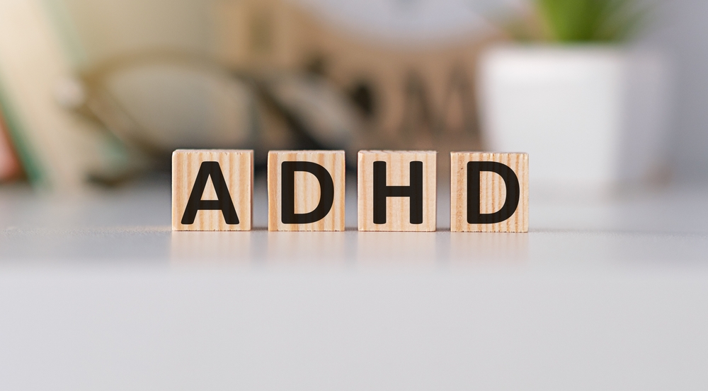 Patru cuburi din lemn pe care sunt scrise linițialele: ADHD