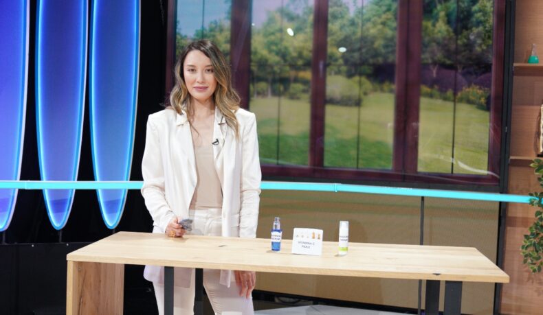 Monica Păun, medic dermatolog, în platoul emisiunii MediCOOL