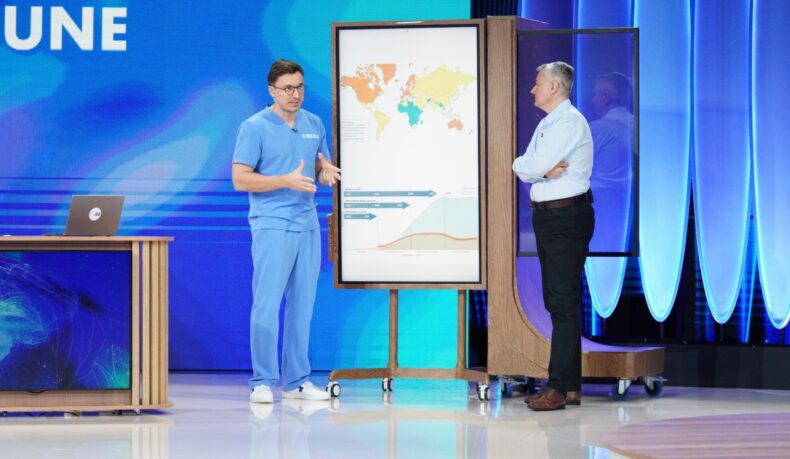 Adrian Săftoiu, medic gastroenterolog, și Mihail Pautov, medic specialist, în platoul emisiunii MediCOOL