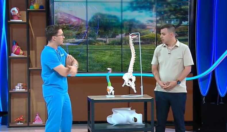 Cum putem evita apariţia scoliozei. Sfaturile fizioterapeutului Bogdan Goga