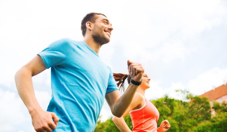 Competiții sportive: Un barbat si o femeie care fac sport alergand