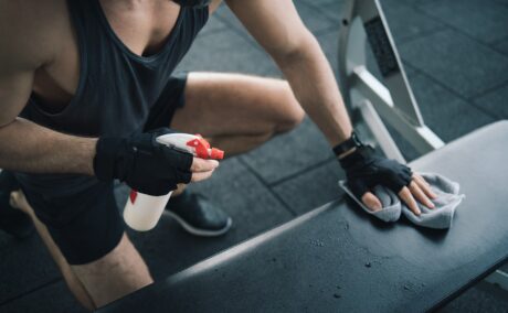 Cele mai murdare locuri de la sală. Cum să te ferești de bacterii și murdărie când mergi să faci sport