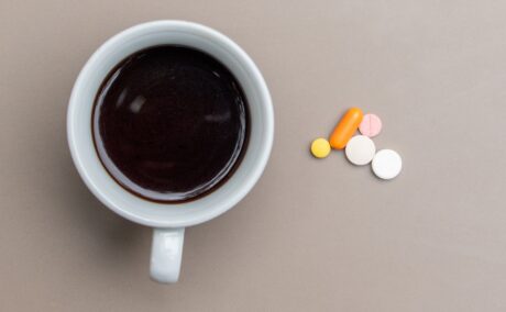 5 medicamente uzuale care interacționează cu cafeaua. Ce reacții neașteptate pot apărea