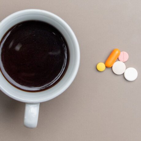 5 medicamente uzuale care interacționează cu cafeaua. Ce reacții neașteptate pot apărea