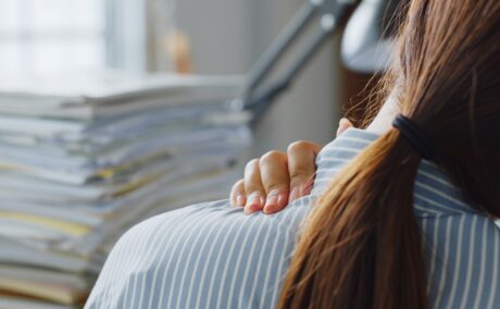 Remedii naturale pentru durerea de umăr cauzată de postura incorectă și lipsa exercițiului