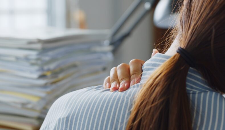 Remedii naturale pentru durerea de umăr cauzată de postura incorectă și lipsa exercițiului
