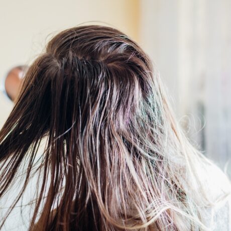 De ce se îngrașă părul prea repede? Cauze și soluții care chiar funcționează