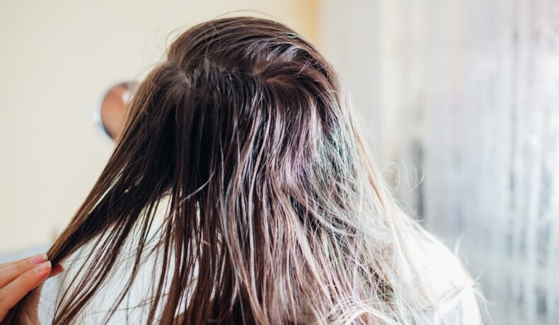 De ce se îngrașă părul prea repede? Cauze și soluții care chiar funcționează