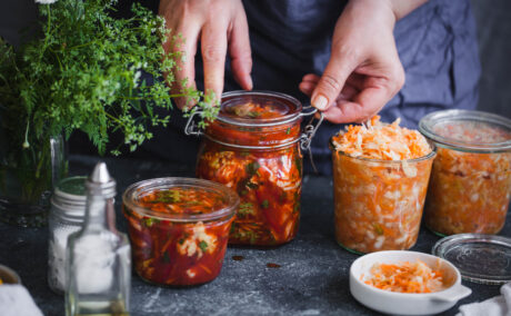 Oamenii de știință au descoperit alimente care te pot ajuta să elimini microplasticele