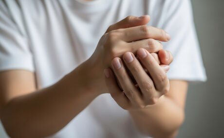 (P) De ce amorțesc mâinile? Iată 4 cauze neurologice, de la AVC la neuropatii