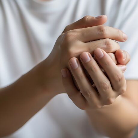 (P) De ce amorțesc mâinile? Iată 4 cauze neurologice, de la AVC la neuropatii