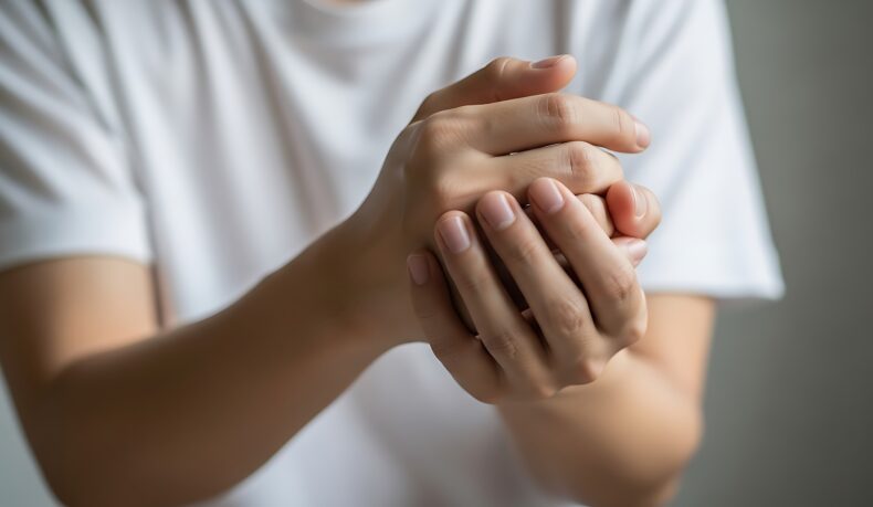 De ce amorțesc mâinile? Iată 4 cauze neurologice, de la AVC la neuropatii