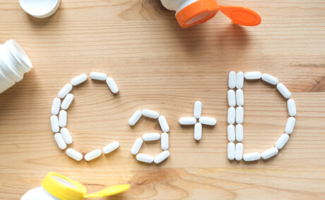 Suplimentele cu calciu și vitamina D oferă beneficii inexistente sau minime în prevenirea fracturilor la vârstnici conform unui studiu major