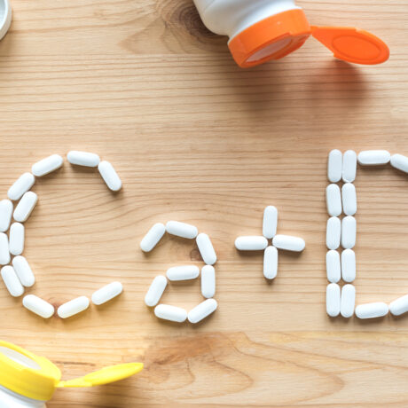 Suplimentele cu calciu și vitamina D oferă beneficii inexistente sau minime în prevenirea fracturilor la vârstnici conform unui studiu major